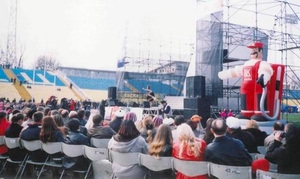 Первоапрельский концерт на стадионе. 
       Песков вдалеке изображает Агузарову! Похожи???